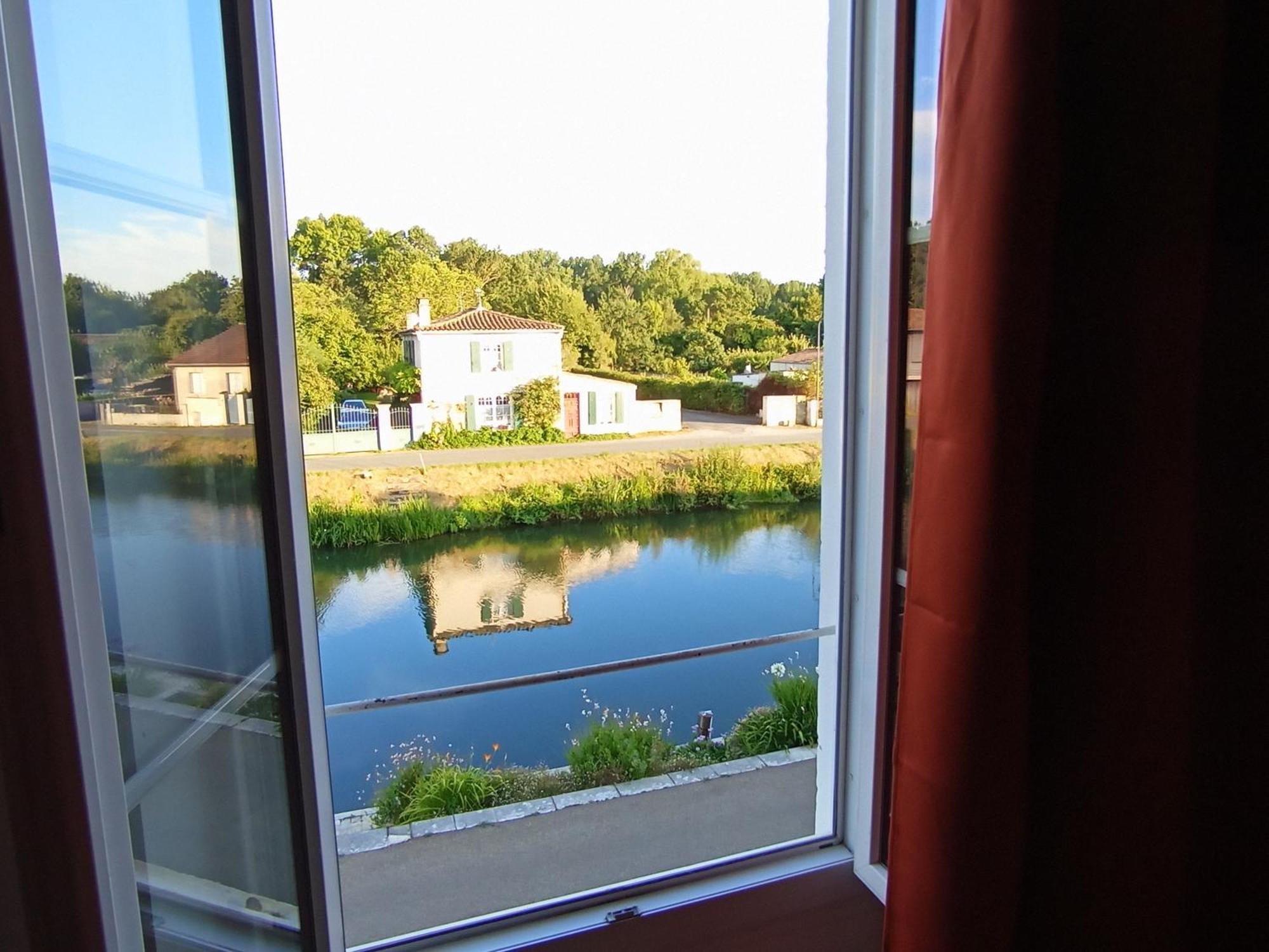 Au Bord De L'Eau Coulon Lägenhet Exteriör bild